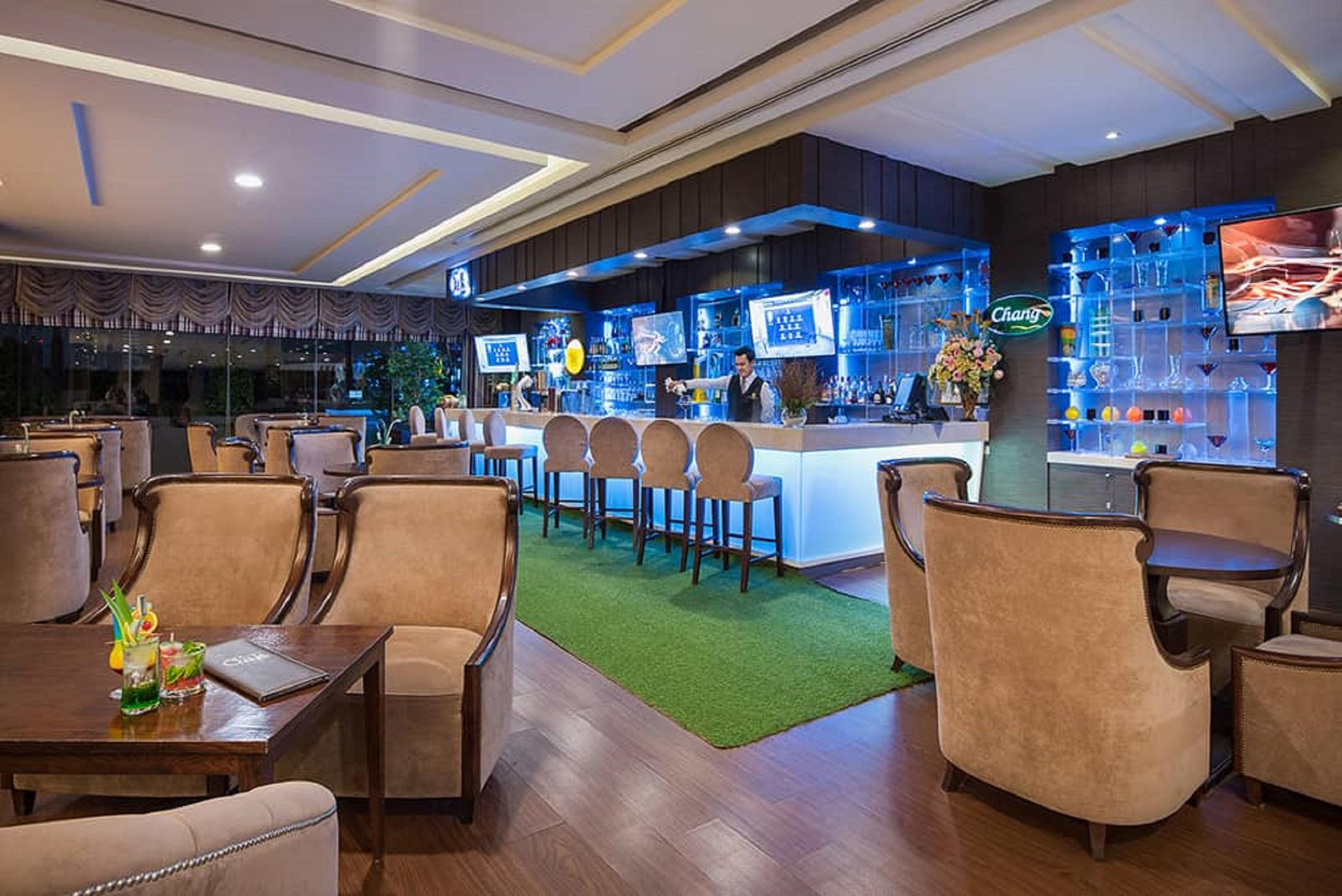 The Berkeley Hotel Pratunam Bangkok Exterior photo The bar at the hotel