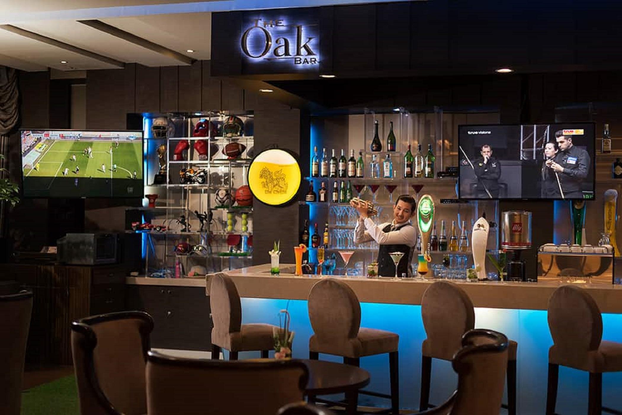The Berkeley Hotel Pratunam Bangkok Exterior photo Oak Bar