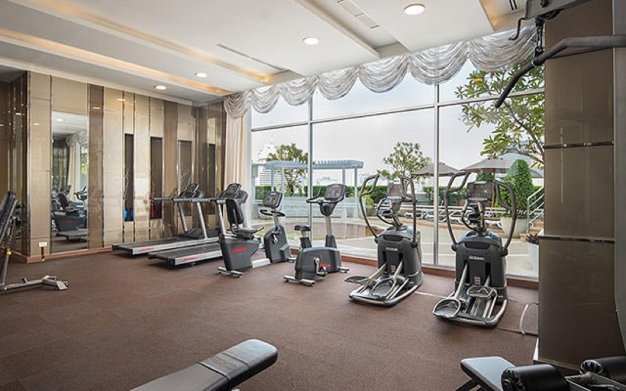 The Berkeley Hotel Pratunam Bangkok Exterior photo The gym at the hotel