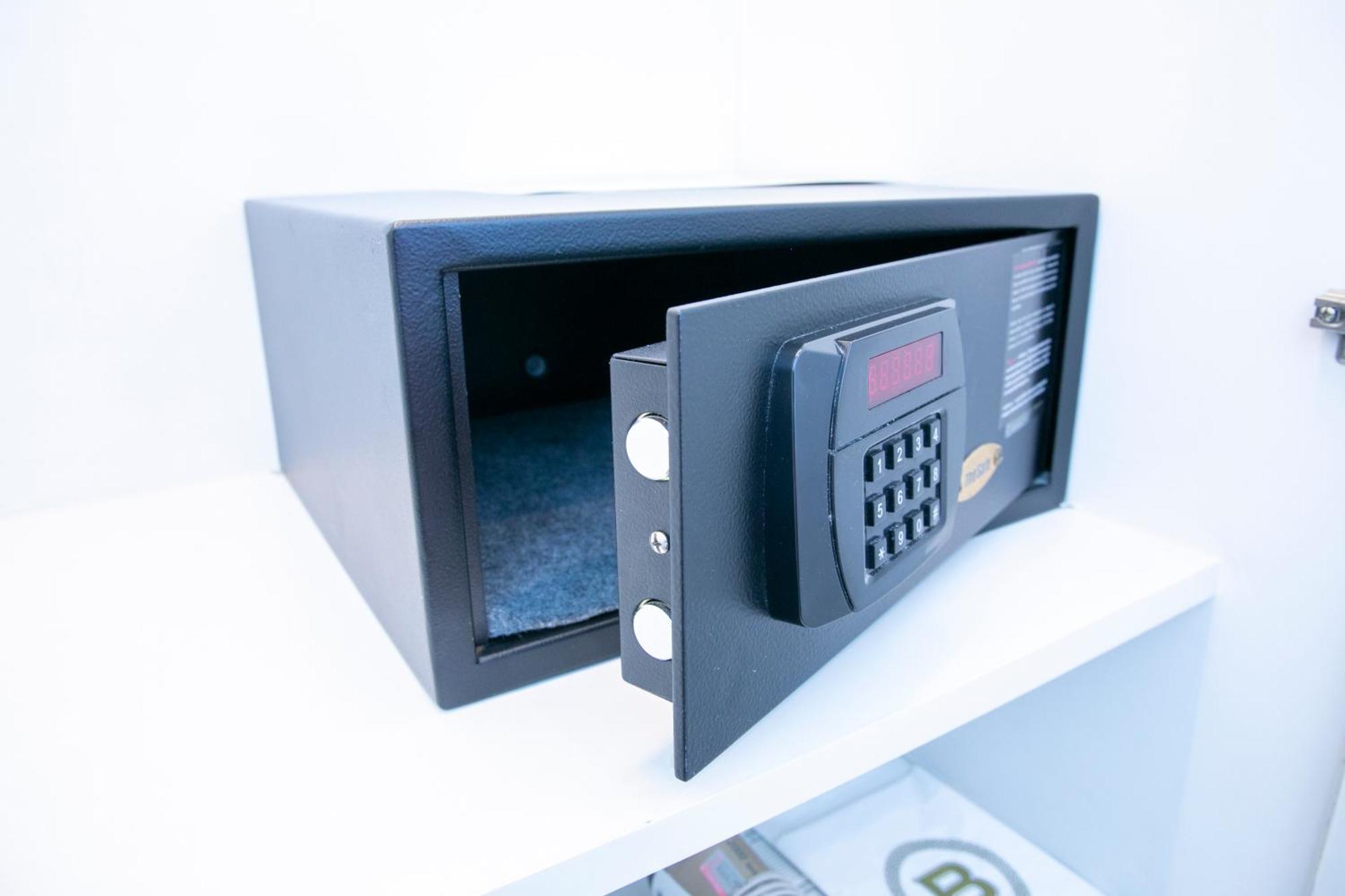 The Berkeley Hotel Pratunam Bangkok Exterior photo A safe