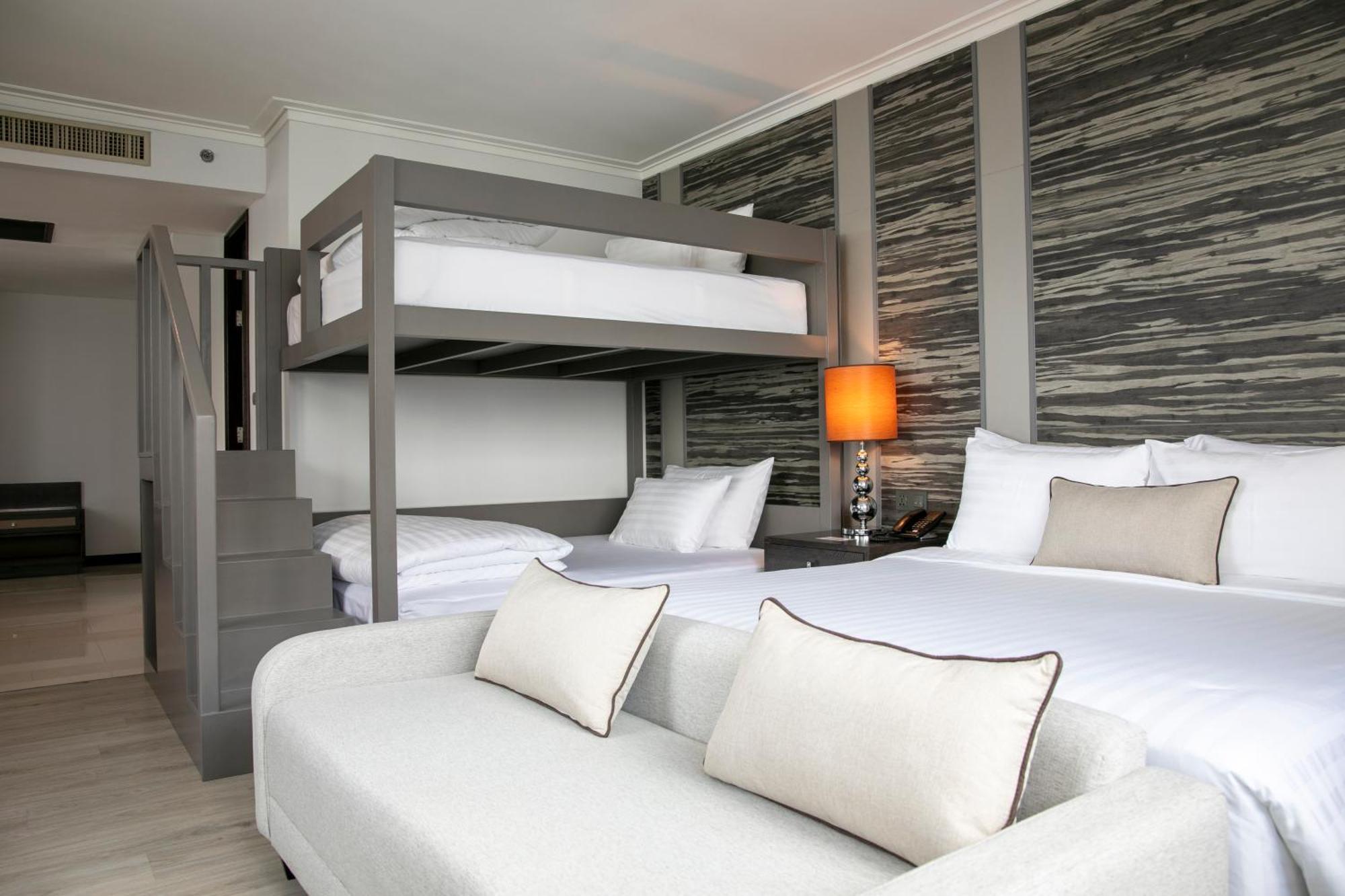 The Berkeley Hotel Pratunam Bangkok Exterior photo Family Suite