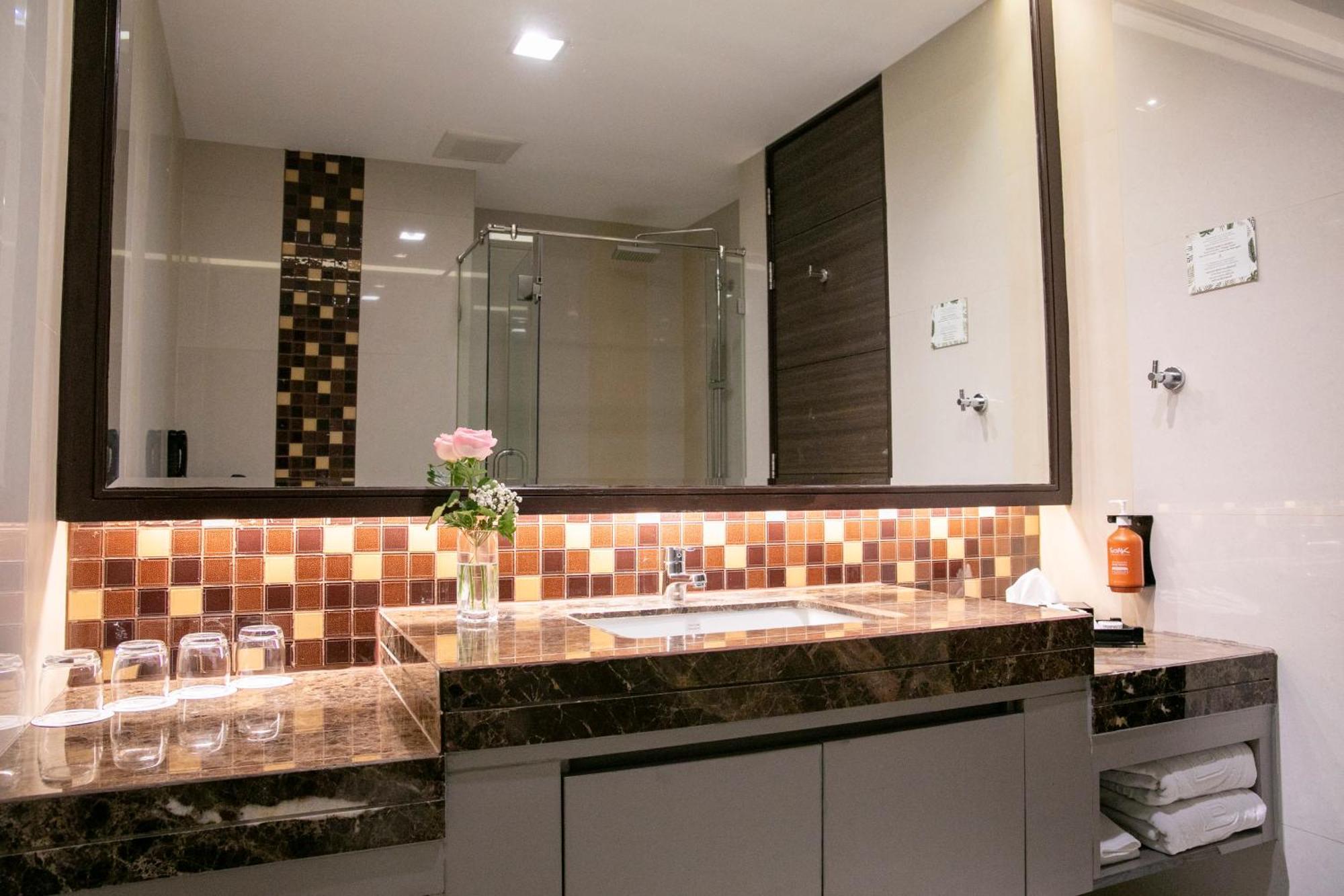 The Berkeley Hotel Pratunam Bangkok Exterior photo Bathroom