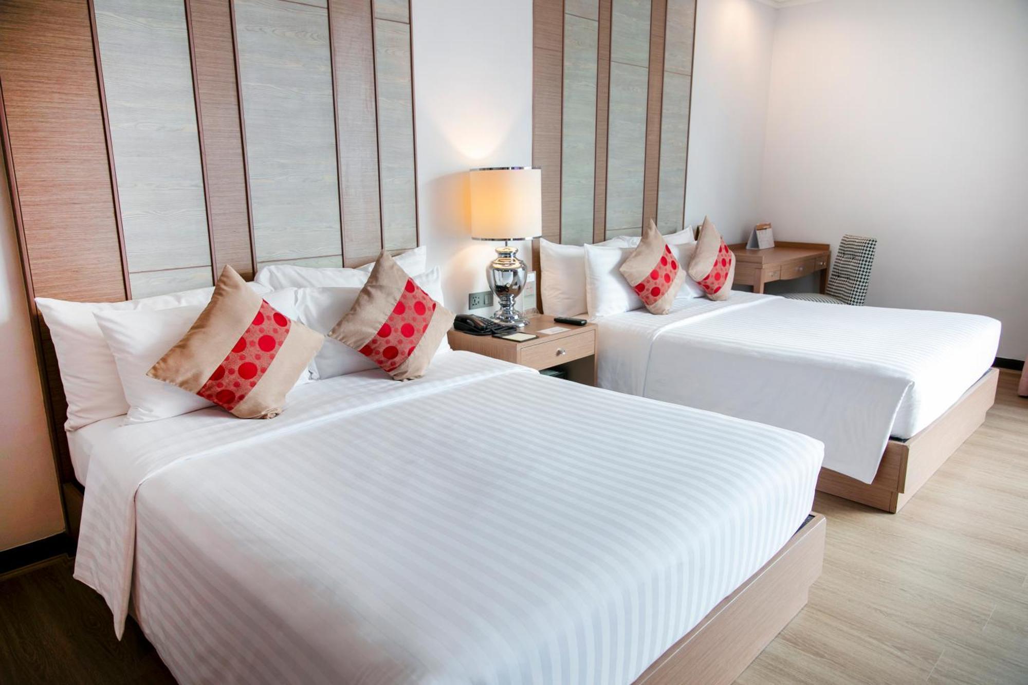 The Berkeley Hotel Pratunam Bangkok Exterior photo Deluxe Room