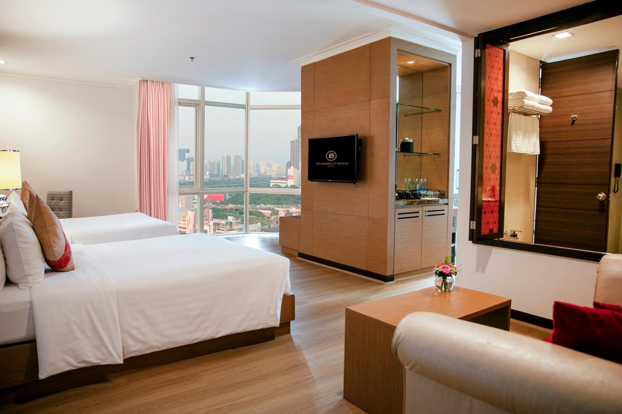 The Berkeley Hotel Pratunam Bangkok Exterior photo Deluxe Room