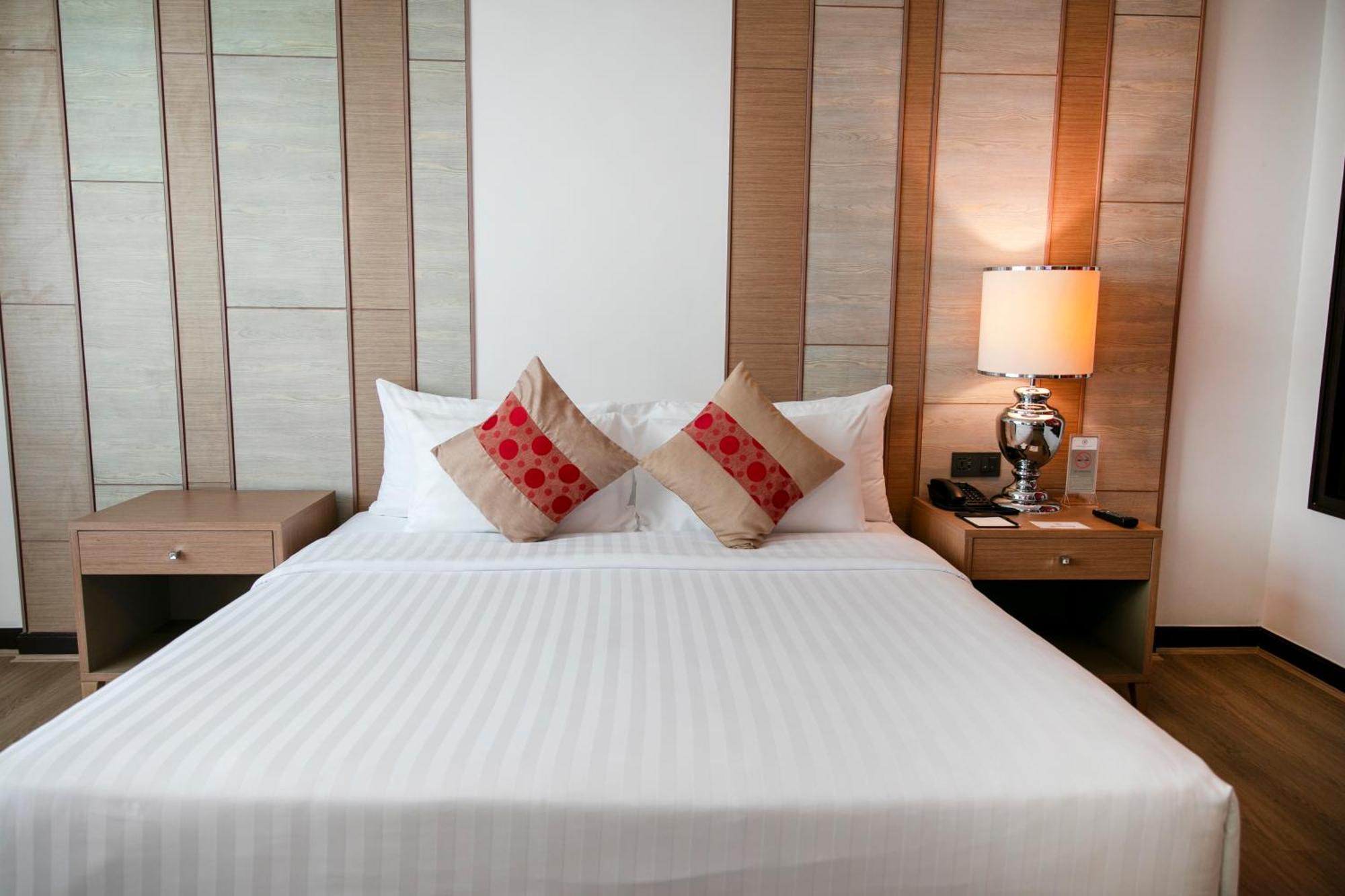 The Berkeley Hotel Pratunam Bangkok Exterior photo A bed with white sheets