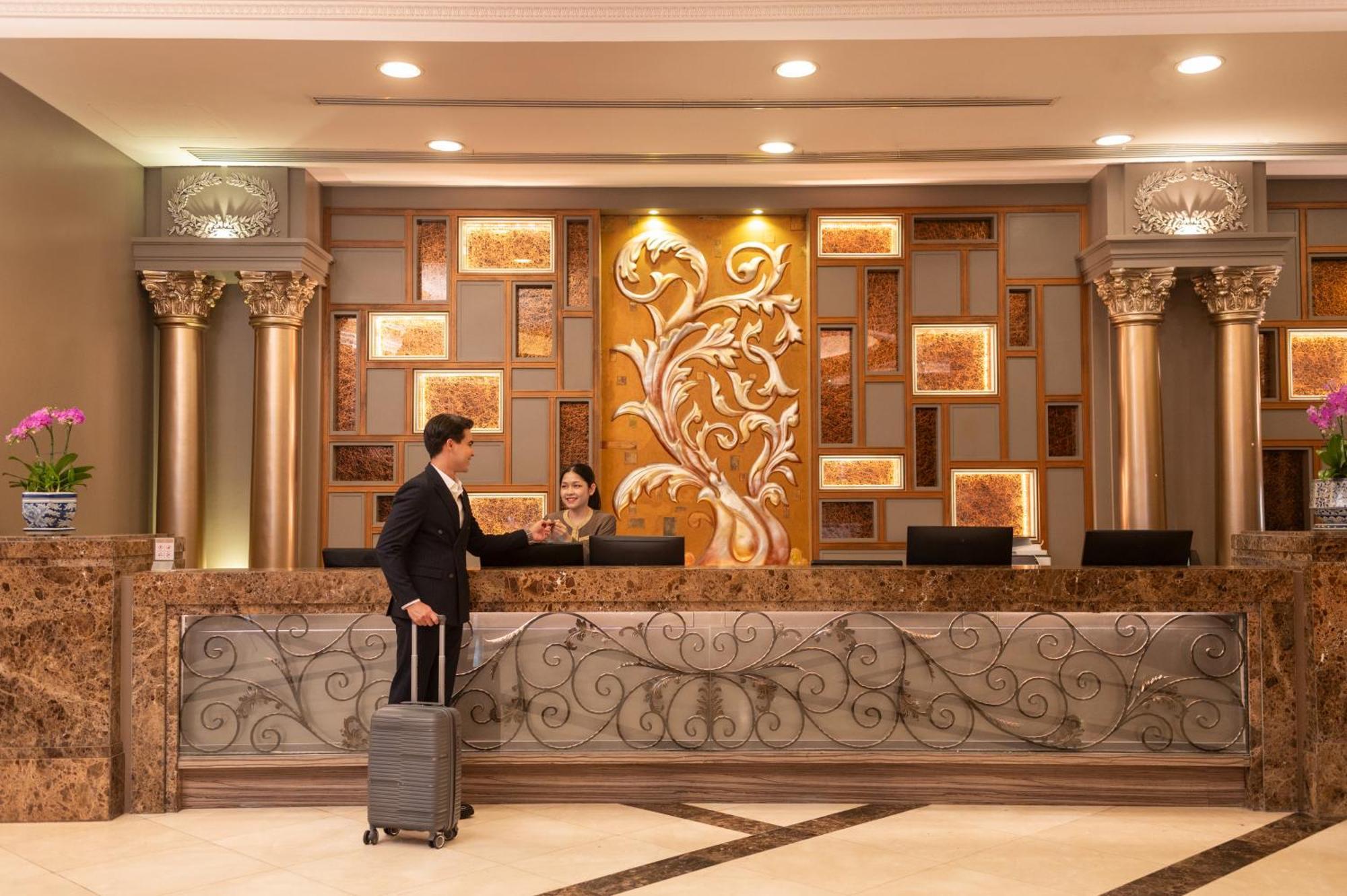 The Berkeley Hotel Pratunam Bangkok Exterior photo