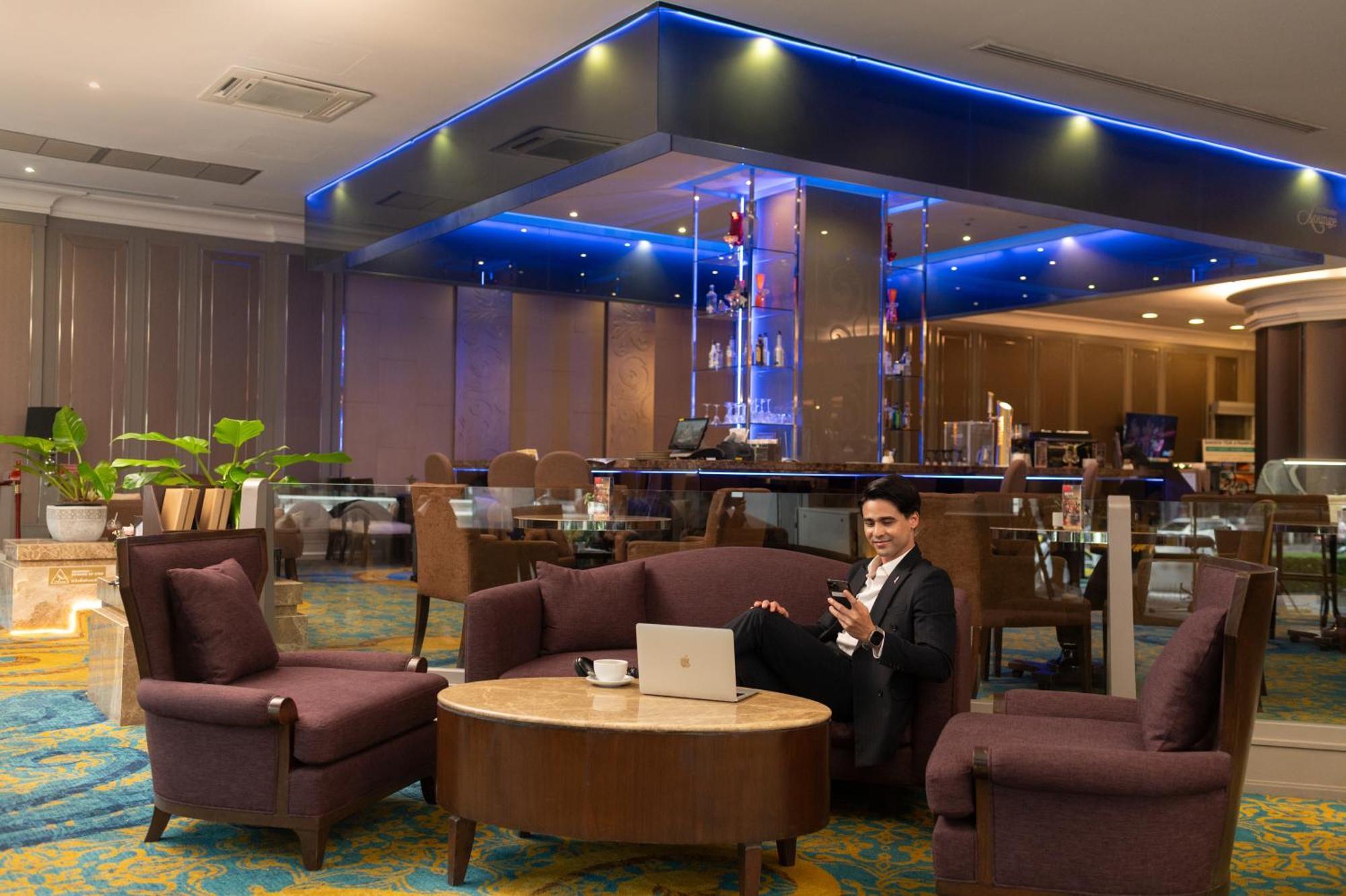 The Berkeley Hotel Pratunam Bangkok Exterior photo The lobby of the hotel